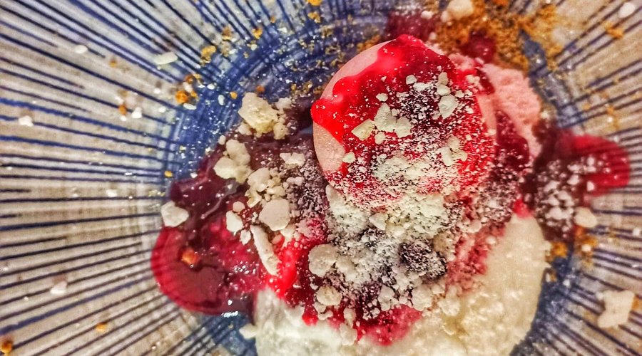 O clássico: Cremoso de Requeijão, coulis de frutos vermelhos, gelado de morango e suspiros