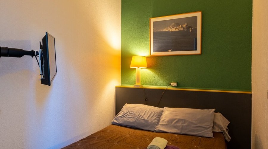 Coin chambre avec lit double dans un T1