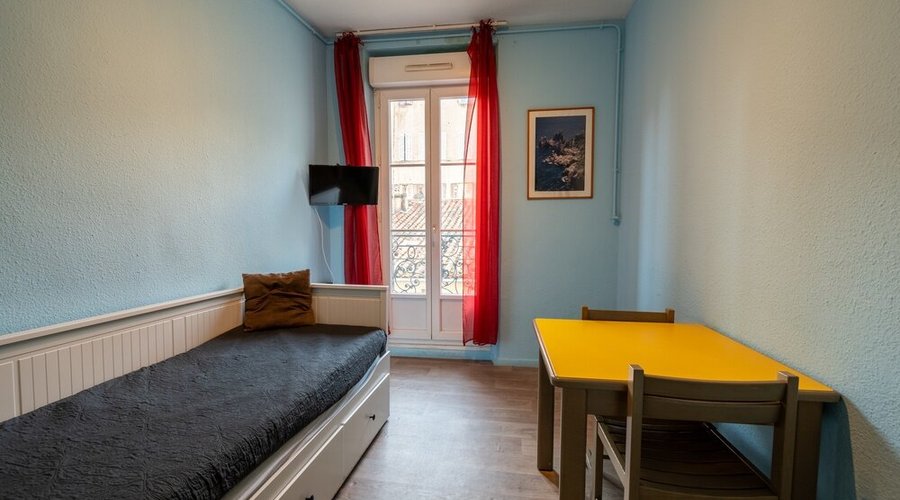 Salon avec 2 lits gigognes dans un T2