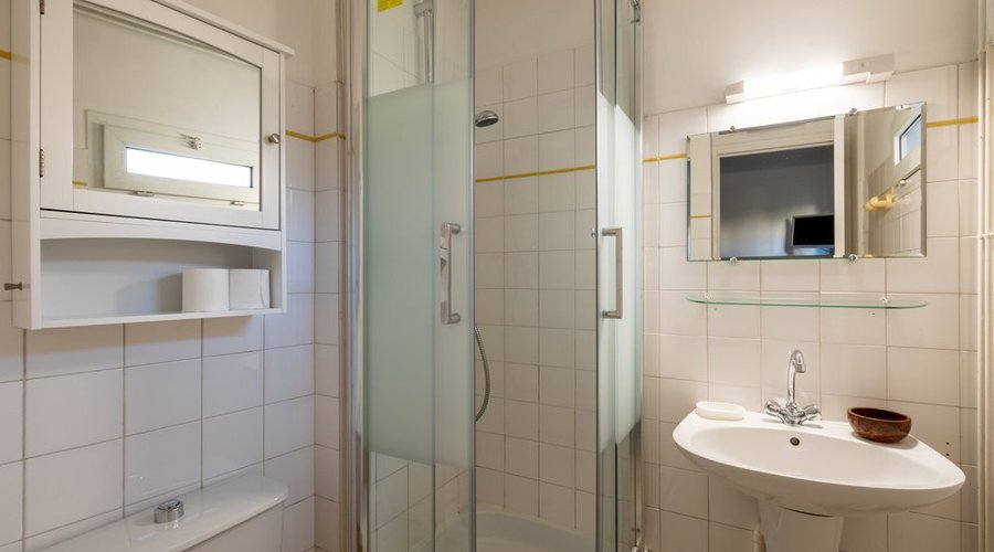 Douche, lavabo, wc, sèche cheveux...