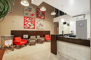 Tri Hotel Balneário Camboriú in Balneario Camboriu, image may contain: Indoors, Foyer, Table, Living Room