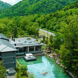 先代から受け継いだ庭園と大きな池泉のある宿。