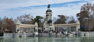 Boating at Retiro Park - where to rent a boat - Rent & Roll Madrid