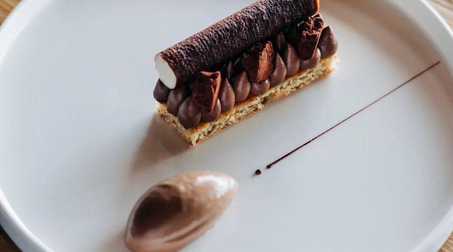 Le Chocolat-Noisette:  Crémeux chocolat, mousse légère noisette, sorbet cacao.