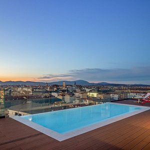 Rooftop con piscina infinita y vistas a las 4 Torres de VItoria-Gasteiz