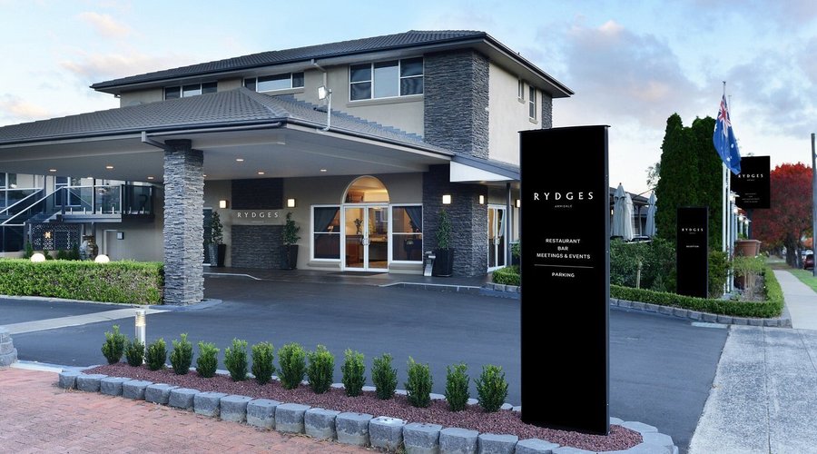 Rydges Armidale Exterior and Entrance
