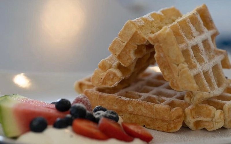 süße Waffel mit Puderzucker und Früchten