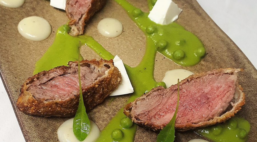 Filete de presa ibérico rebozado de almendra y queso de cabra con crema de guisantes, queso fresco y  "ajisupreme"