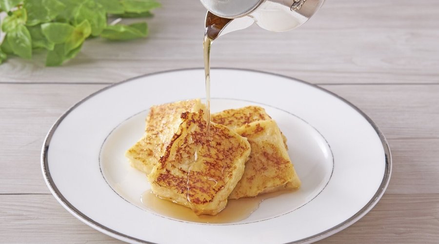 【朝食ブッフェ】シェフが目の前で焼きあげるフレンチトーストは前日から丸一日を掛けて下準備をするオークラ伝統の味。