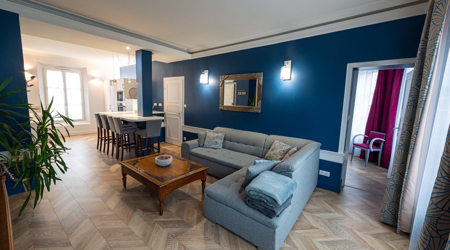 Appartement 2 chambres, "Le 1904"
 Ce belle appartement traversant de 95m² au style néo-classique 1900 vous séduira par la qualité de sa décoration, ses grands volumes et ses très nombreux équipements modernes : télévision XXL, caves à vin et à champagnes, machine à glaçon, cafetière Nespresso dernière génération, wifi très haut débit idéal pour le télétravail, serrures intelligentes connectées, ....