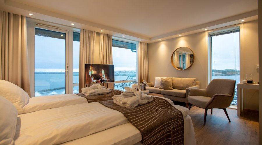 Alle våre hotellrom /suiter har unik sjøutsikt.
