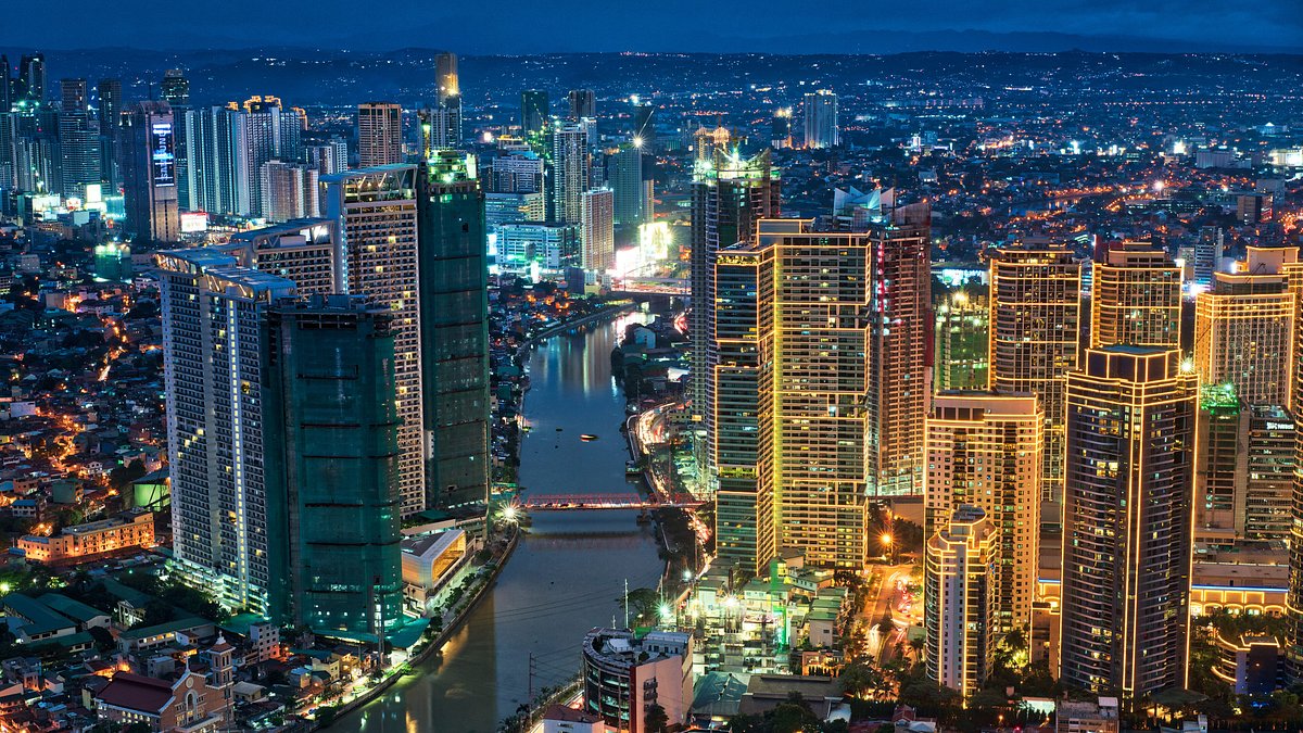 Skyline van Manilla bij schemering