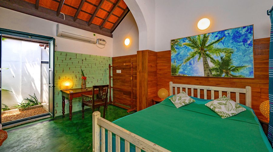The Queen room has been named after the Queen palm. This room has one double bed and one single bed and is ideal for a family of three or three friends travelling together. Perfect for elderly people. 