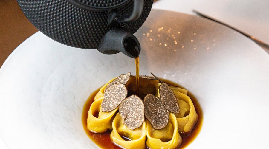 Tortelli di farina di mais tostata “Bona” al ripieno di costine al Lavéc, consommè di radici e tartufo della Costiera dei Cech

Tortelli aus Bonamehl gefüllt mit Ribs in Lavec geschmort,
Gemüsewurzelconsommè, Trüffel vom Costiera die Cech