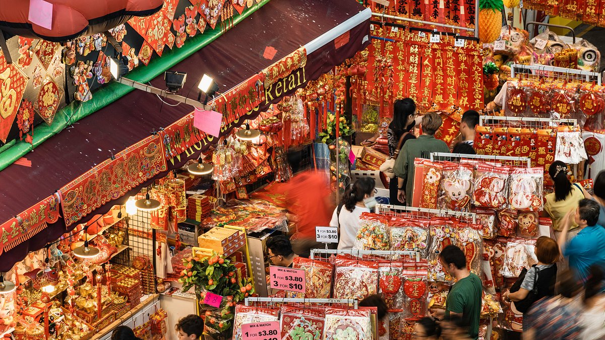 Shopping in Singapore’s Chinatown during Lunar New Year 