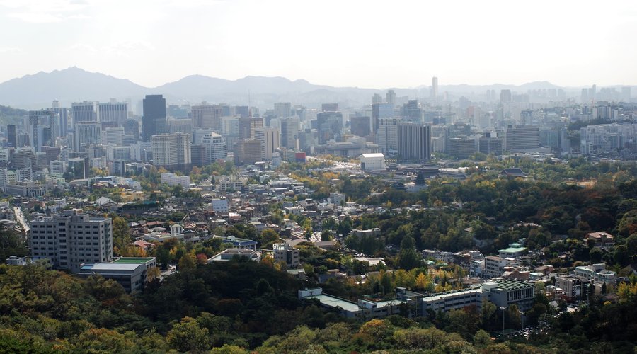Souvenirs de mes Voyages -- Sud Corée - Une vue plongeante de la capitale Séoul prise en gravissant le chemin menant à la N Seoul Tower , d'où la vue de nuit est fantastique et ou l'on peut dîner au restaurant panoramique - 23.01.20 - Cliquer sur la photo pour découvrir la prise de vue complète
