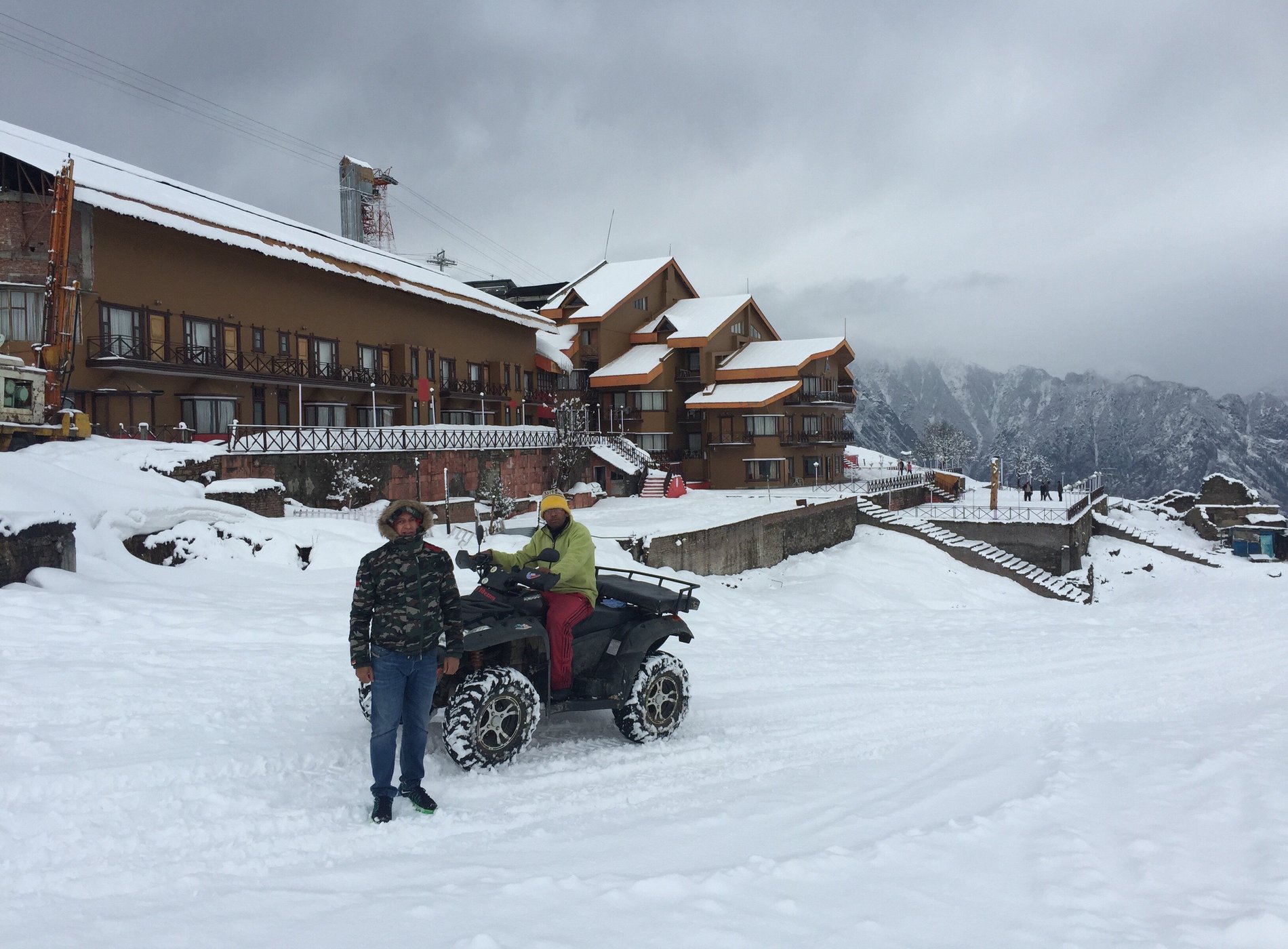 The Cliff Top Club, Auli by null