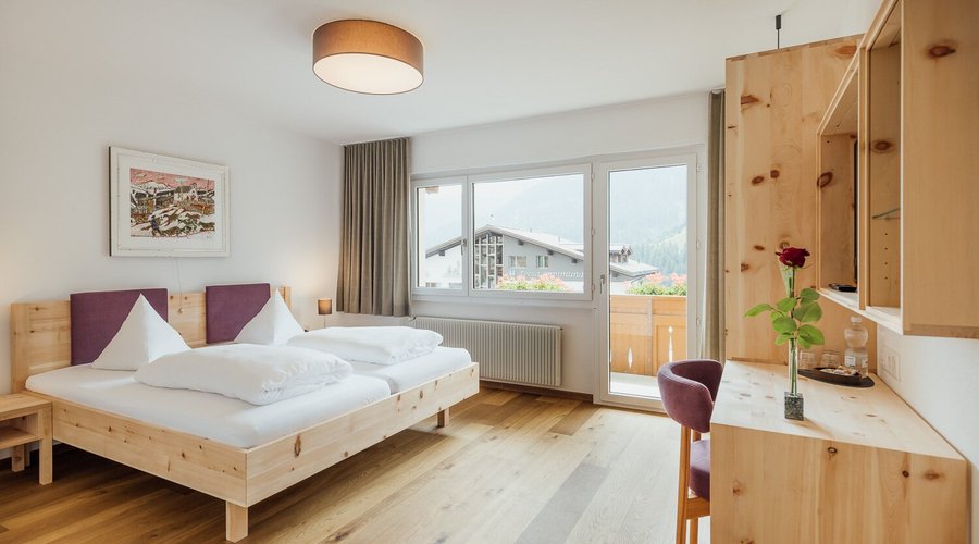 Unsere Doppelzimmer "magnific" mit Massivholzmöbeln aus wohlduftendem Zirbenholz.