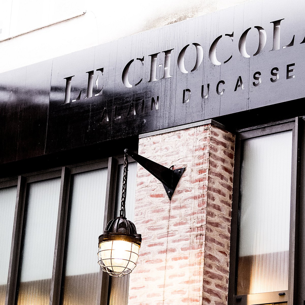 Offrir une boite de chocolat haut de gamme à Paris près de la Tour