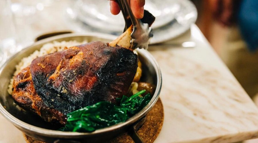 Pernil de porco assada em forno de lenha.