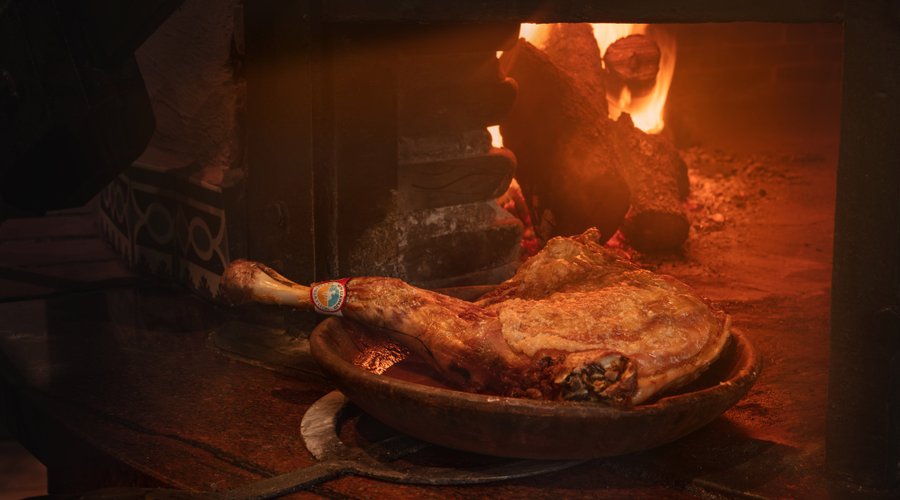 Cuarto de cordero asado en horno de leña de encina. Lechazo con sello IGP de Castilla y León.