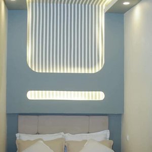 Chambres vip, et avec toilette salle de bain , écran plat , internet wifi , petit déjeuner, avec bureau, et canapé