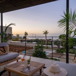 Insulae Suites e Lodges sono caratterizzate da vetrate a tutta altezza che danno accesso al terrazzo privato: un vero living esterno arredato con poltrona, chaise longue e tavolino presente in ciascuna delle tipologie di camere. Questo permette agli ospiti di sperimentare un reale contatto con la natura circostante fatta di verde e di azzurro, di palme, banani, di acqua e di mare.