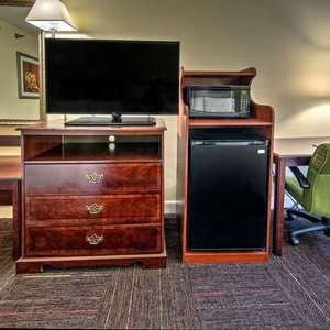 Hampton Inn New Bern in New Bern, image may contain: Hotel, Grass, Villa, Resort