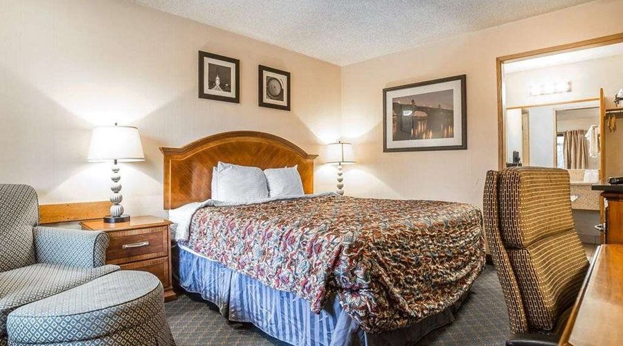 Well-equipped guest room