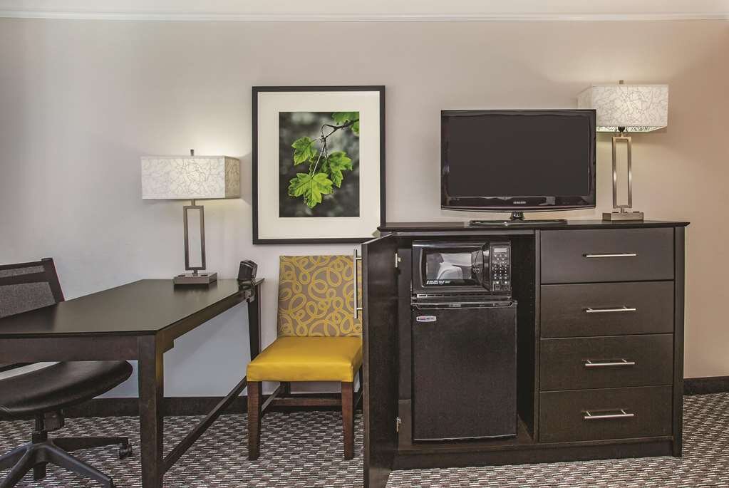 Hotel photo 3 of La Quinta Inn & Suites by Wyndham Las Vegas Summerlin Tech.