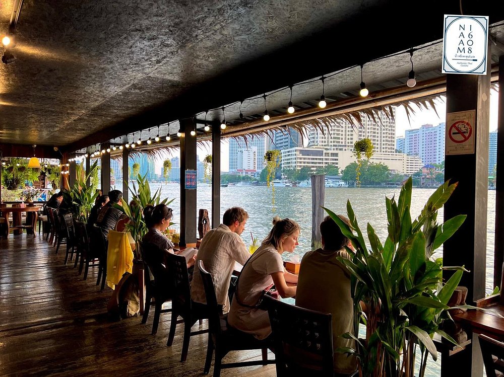 Espaço interno com vista para o rio