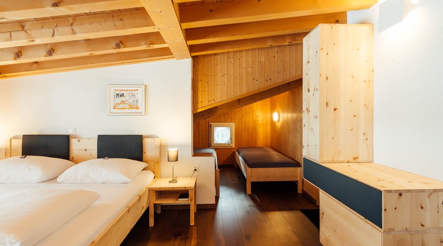 Familienzimmer "pacific" mit Zirbenholzmöbeln