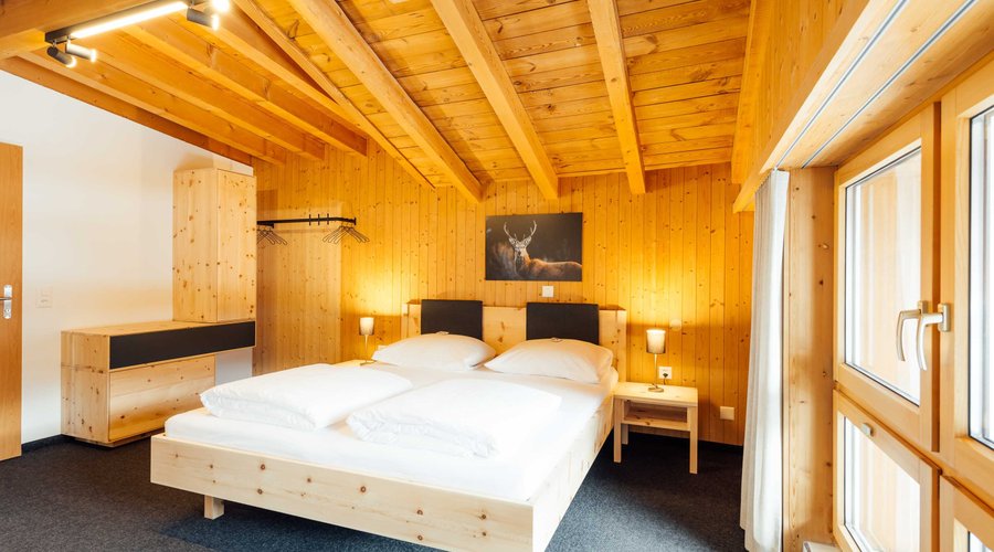 Doppelzimmer "pacific" mit Zirbenholzmöbeln