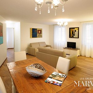 MARIE DE MARVAL
Appartement de trois pièces de 100 m² avec chambre double, chambre simple, grand séjour avec 2 canapés-lits et cuisine entièrement équipée.
https://www.lesgaleriesmarval.ch/marie-de-marval/