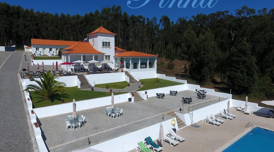 Vue sur les terrasses et piscine 