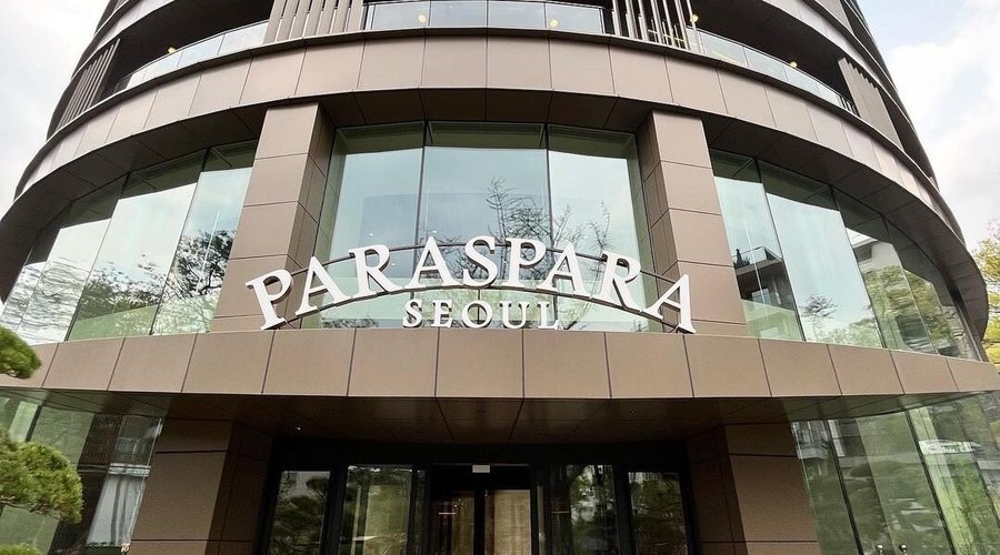 🌿 서울 최강 리조트 호캉스 리얼후기  드디어 #파라스파라 @paraspara_seoul 피드후기입니다! 이 업로드만을 얼마나 많이 기다렸는지....😂  #팀버 룸 1층 예약 했습니다! 당일에 1층을 받았는데, 다운톤된 분위기의 편백나무 향 가득한 #방갈로 st여서 정말 좋았어요! (모든 팀버가 이런건 아니라함) 제가 너무 좋아하는 @redgambas 에서 추천받은 와인이랑 @dr_relief_review 에서 받은 팩으로 힐링입니다😘  #조식 조식은 우드플레이트 공간에서 먹게 됩니다! 파라스파라는 조선호텔계열이여서 밥보다는 빵 🍞 하지만 은근 중식도 맛있더라구요...? 제가 가장 추천하는건 프렌치토스트x오믈렛x연어입니다...❣ 전반적으로 다 양호했지만 가장 좋은건 식사자리에서 보이는 폭포뷰! 조선의 테마에 맞게 아침의 고요함이 느껴지는 시간이였습니다💕
