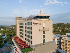 Radisson Hotel Nathdwara in Nathdwara, image may contain: Hotel, Resort, Office Building, City