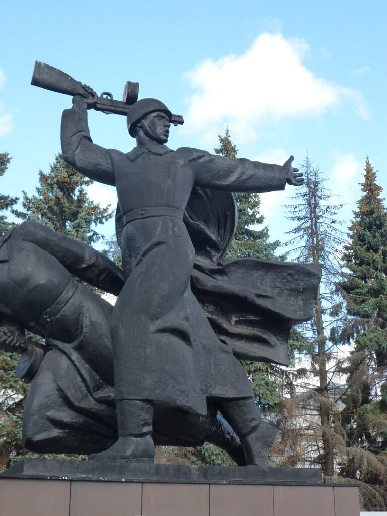 Памятник воинам-александровцам, павшим в Великой Отечественной войне,  Александров: лучшие советы перед посещением - Tripadvisor