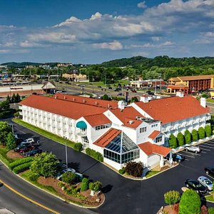 Comfort Inn Apple Valley in Sevierville, image may contain: Building, Architecture, Outdoors, Suburb