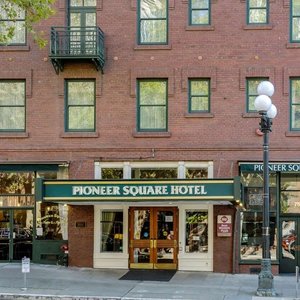 Best Western Plus Pioneer Square Hotel Downtown in Seattle, image may contain: Lamp, Furniture, Painting, Bed