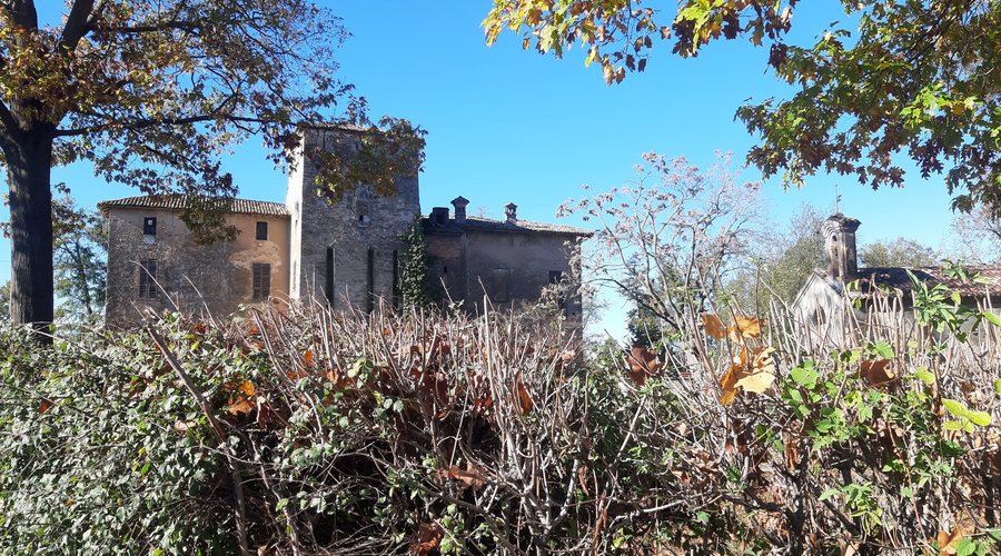 L'entrata con la torre del ponte levatoio