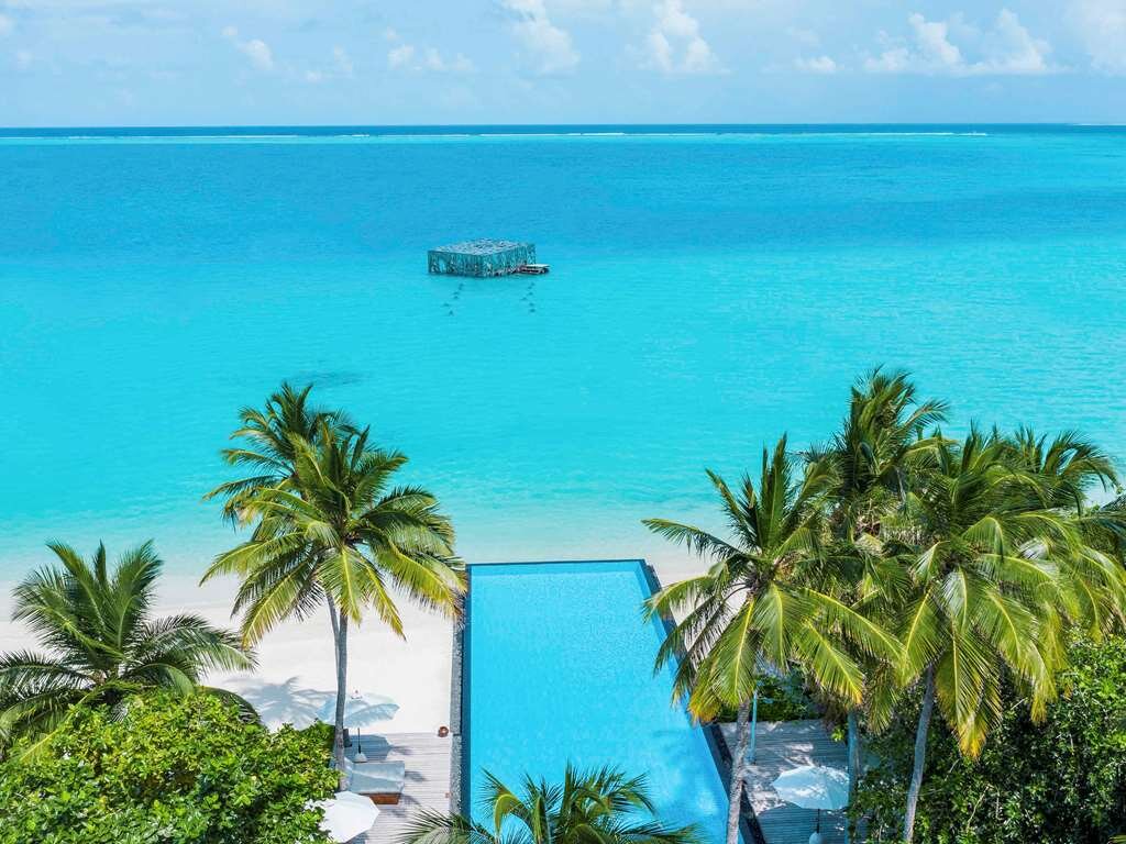 Fairmont Maldives, Sirru Fen Fushi Pool Pictures & Reviews