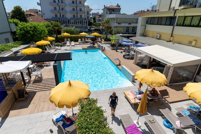 hotel montmartre rimini italy