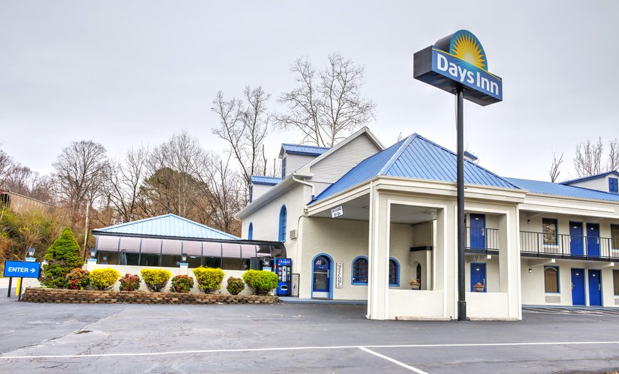 Welcome to Days Inn Harriman.
Hotel Front Look