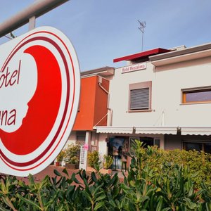 L'hotel si trova in una zona tranquilla e residenziale; dispone di parcheggio privato gratuito.