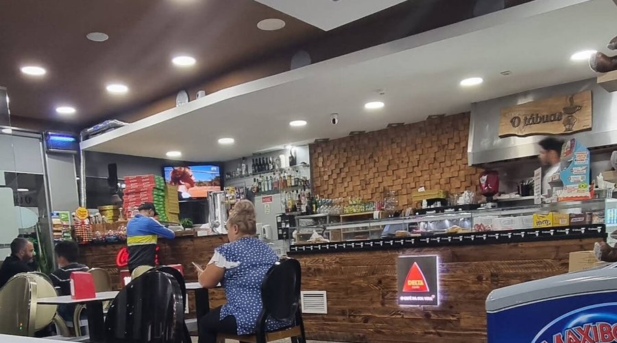 O Tábuas é um Snack-bar, restaurante, pizzaria com todas a comunidades e um serviço 5 estrelas. Os menus, snacks e petiscos são de comer e chorar por mais. É abordavel para todas as carteiras. Pessoal e patrão super simpáticos. Se passar por Lousada, faça uma paragem por lá que não vai-se arrepender. 