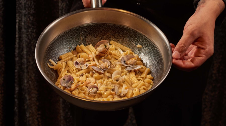 La Nostra Mareggiata.
Dalla Pentola alla Tavola, come le nostre Nonne facevano la Domenica. Pasta Mista Tradizionale di Gragnano con Frutti di Mare , Gamberi e Calamari.
Il Mare in Bocca