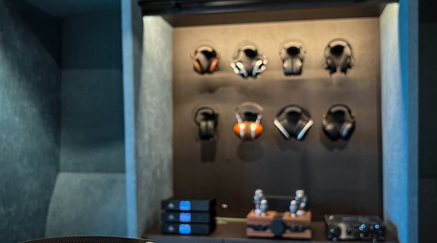 Sound Kitchen is also a store for headphones and all head-fi related equipment. 