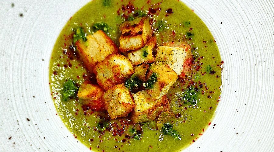 vellutata di Verza e Broccoli, Crostini di mais e Riso alla paprika, polvere di Barbabietola
