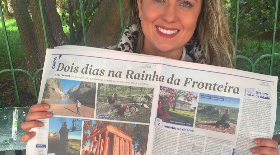Victoria Mercio feliz da vida com a matéria da Milene Rizzo da Viajando com Arte para o Jornal Zero Hora que trás a Estância Paraizo como uma das atrações imperdíveis na cidade de Bagé. 